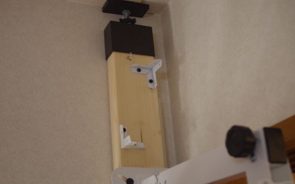 賃貸でもできる！穴を開けないでプロジェクターを天吊りする方法 - よ 